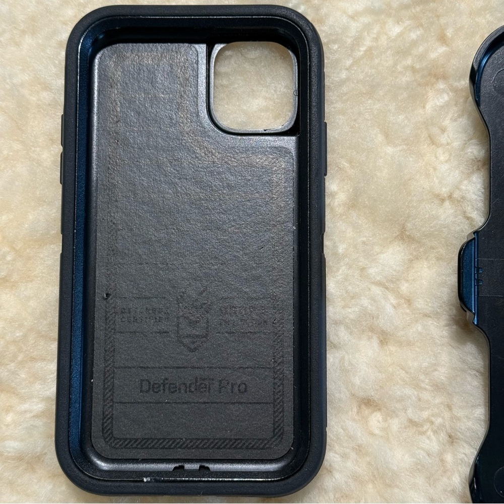 OtterBox Rugged Black Case with Clip - Picture 6 of 12